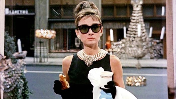 Diario HOY | Piden 20 millones a Paramount por un nuevo guion de "Breakfast at Tiffany's"