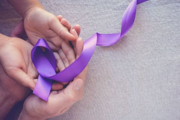 Recuerdan el día púrpura en apoyo a personas con epilepsia