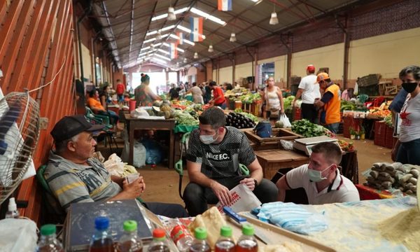 Esteban Wiens y Federico Vaesken entreganbolsas biodegradables a labriegos en la feria – Diario TNPRESS