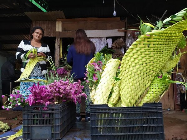 DOÑA CECI Y LA TRADICIÓN DE MÁS DE 30 AÑOS DE VENDER RAMOS