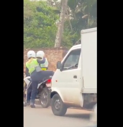 Agentes de la PMT son sumariados por aceptar mercaderías como coima - Nacionales - ABC Color