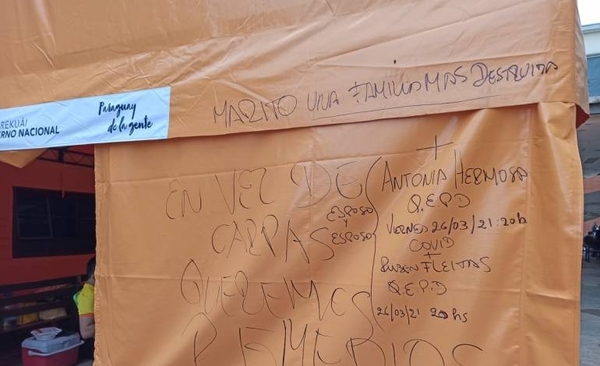 Diario HOY | Anotan nombres de fallecidos en "carpa de la discordia" de Clínicas