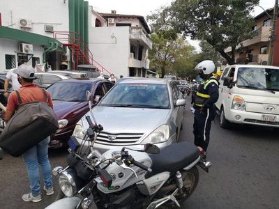 Video: en temporada alta de coimas pescan a 2 municipales recibiendio “ayudo”