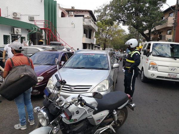 Video: en temporada alta de coimas pescan a 2 municipales recibiendio “ayudo”