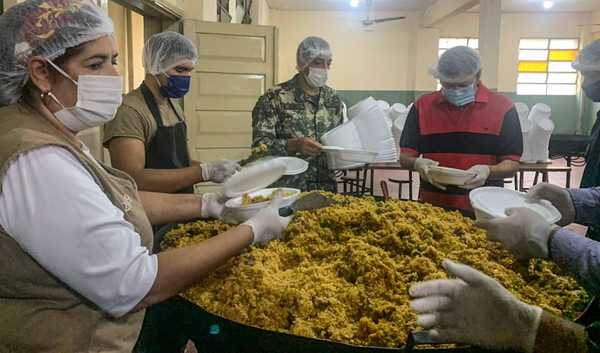 Oficina de la Primera Dama reparte más de 2.000 platos de comida en hospitales de Asunción y Central