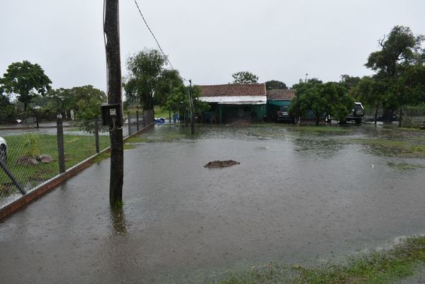 Varias viviendas quedaron inundadas en Ayolas tras temporal - Interior - ABC Color