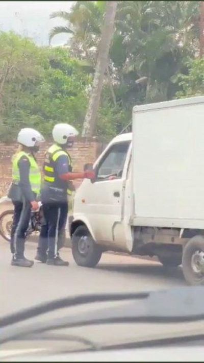 Abrirán sumario a policías de tránsito que aceptaron coima