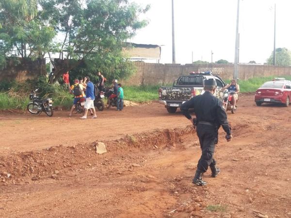 Policía despeja a personas aglomeradas en recintos deportivos en Pedro Juan Caballero