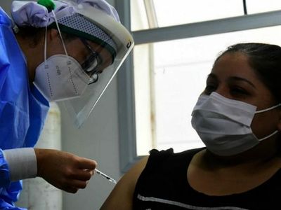 Mañana arribarían las 100.000 dosis de la India