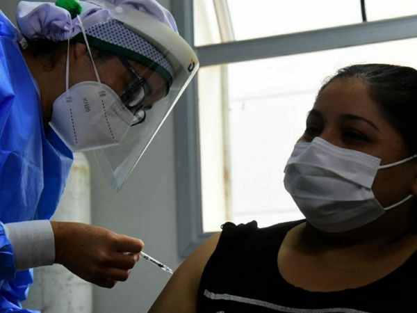 Mañana arribarían las 100.000 dosis de la India