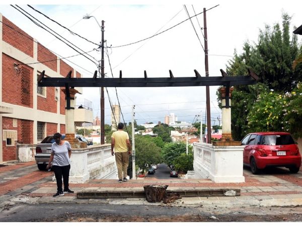 Conductora se tragó Escalinata y  la Muni no halla solución