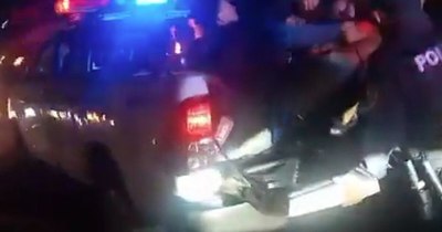 La Nación / Policía procede a masiva detención de vándalos