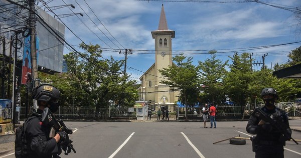 La Nación / Atentado suicida contra catedral indonesia tras la misa de Ramos
