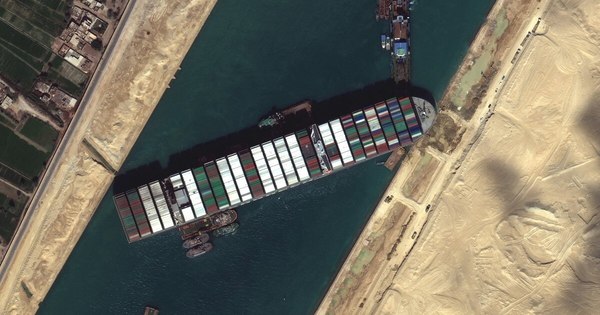 La Nación / El Canal de Suez sigue bloqueado por sexto día
