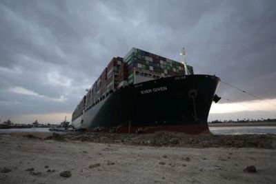 Bloqueo del Canal de Suez: el timón y las hélices de Ever Given ya están liberados y 12 remolcadores trabajan a contrarreloj para reflotar el buque