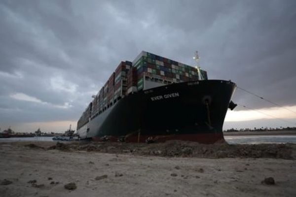 Bloqueo del Canal de Suez: el timón y las hélices de Ever Given ya están liberados y 12 remolcadores trabajan a contrarreloj para reflotar el buque