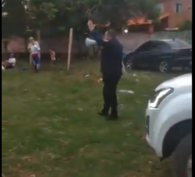 Diario HOY | Policías fueron abucheados por interrumpir un partido de fútbol en Loma Pytã