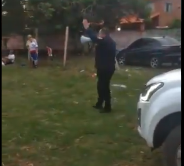 Diario HOY | Policías fueron abucheados por interrumpir un partido de fútbol en Loma Pytã