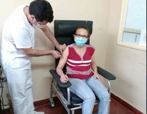 Salud Pública prosigue con la inmunización contra la covid-19 al personal de blanco