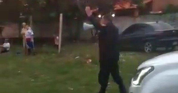 La Nación / Abuchean a policías por “interrumpir” un partido de fútbol en Loma Pytã