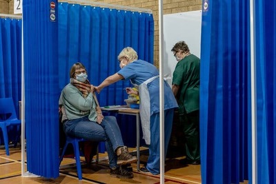 Reino Unido registra importante descenso de contagios y muertes con vacunación a ritmo récord