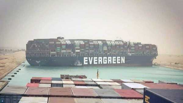 Optimismo para desbloquear el canal de Suez pese a los primeros intentos fallidos