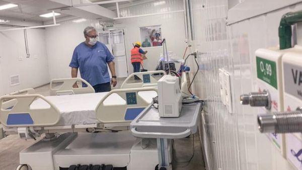 Profesionales de blanco están agotados ante el aumento de casos