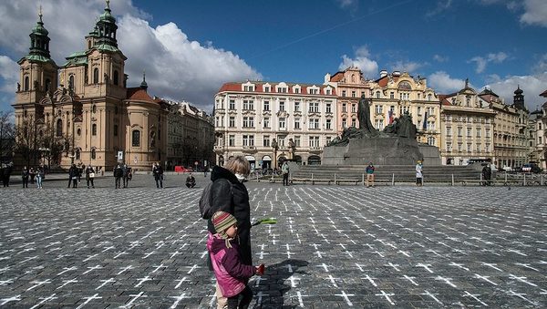 Vuelven cierres y bloqueos en países europeos para controlar los contagios