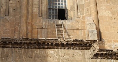 La Nación / La escalera olvidada en la iglesia del Santo Sepulcro en Jerusalén