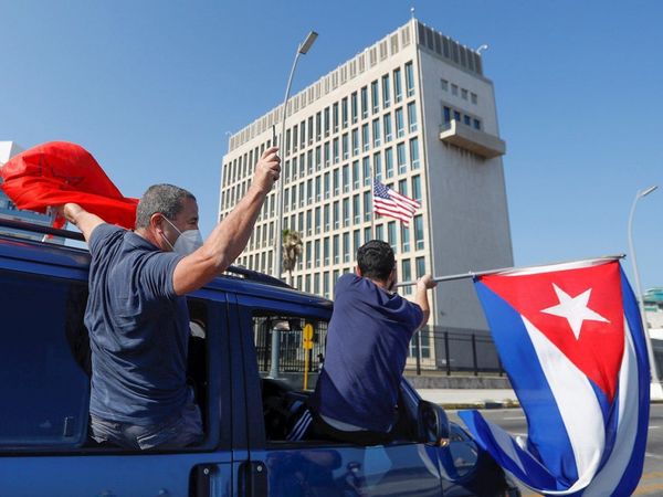 Cubanos piden el fin del embargo de EEUU con una caravana