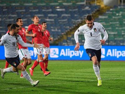 Italia vence, pero no convence