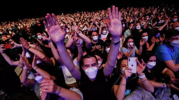 Unas 5.000 personas asisten a un concierto de rock en Barcelona con mascarilla - ADN Digital