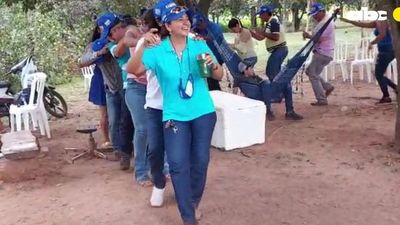 Exdiputada Ramonita Mendoza lidera “trencito” durante farra en plena crisis sanitaria - Nacionales - ABC Color
