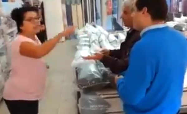 Argentina: una comerciante increpa violentamente a político en campaña y lo echa de su local (video) - El Trueno