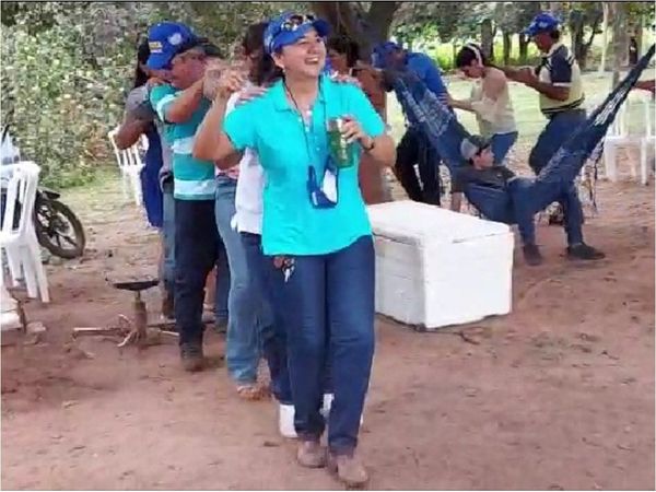 Precandidata concluye reunión política en baile de carnaval