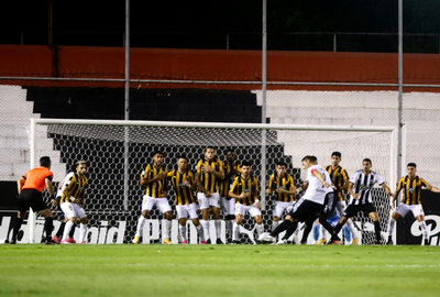 Óscar Cardozo marca el gol destacado de la jornada