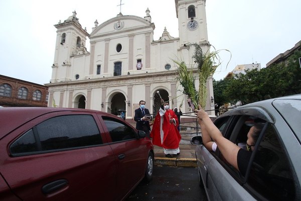Crónica / Oiko la bendición de palmas en automisa