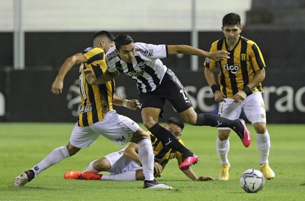 Crónica / CALIENTE EMPATE