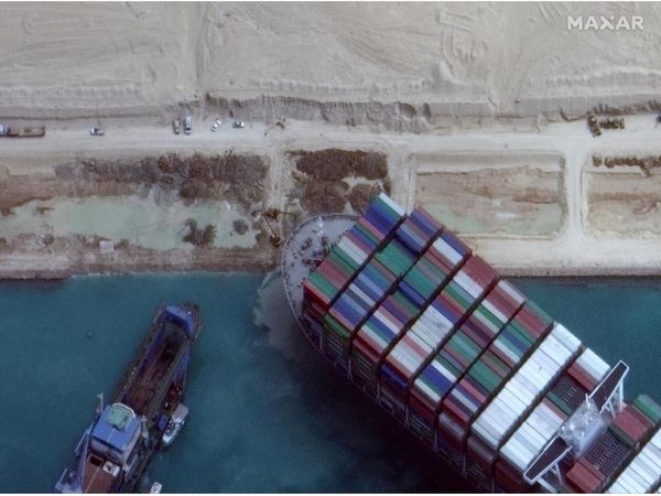 Fracasa nuevo intento de desbloqueo de canal de Suez