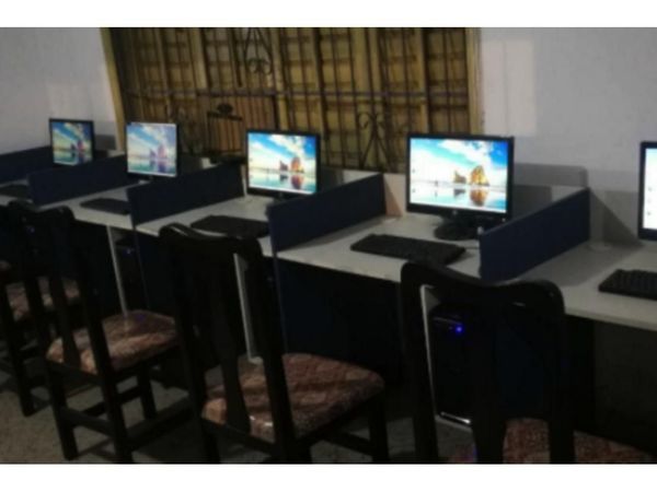 Club habilita computadoras para clases virtuales de niños