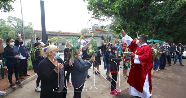 La Nación / Ayer bendijeron a los médicos, pacientes y familiares en Ineram