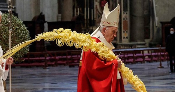 La Nación / El Papa en misa solitaria de Domingo de Ramos