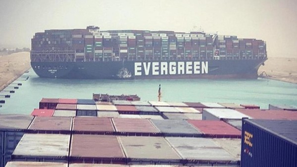 Más de UDS 10.000 millones en mercancía atascados en el Canal de Suez