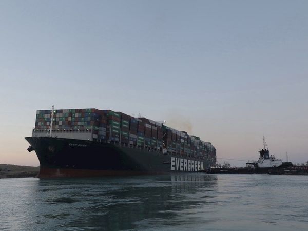 10 remolcadores consiguen mover el Ever Given en el canal de Suez