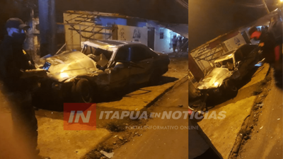 AUTOMÓVIL DERRIBÓ TOLDO E IMPACTÓ CONTRA UNA COLUMNA EN SAN ISIDRO.