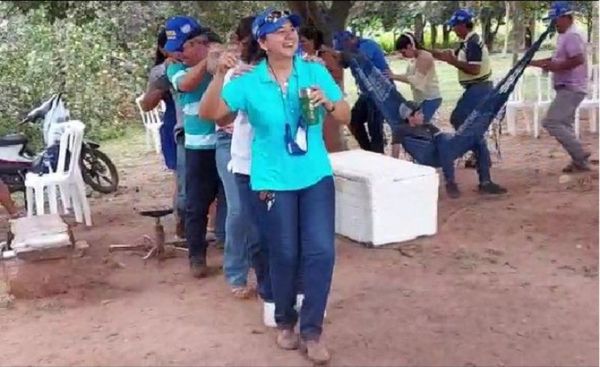 Precandidata concluye reunión política en baile de carnaval durante restricciones