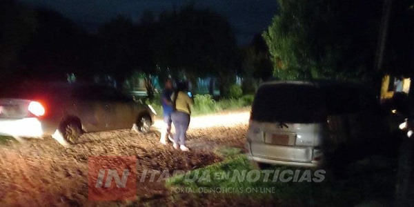 CONDUCTORA  CHOCÓ  COLUMNA Y DEJÓ SIN LUZ A UN BARRIO. 