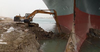La Nación / Portacontenedores bloqueado en canal de Suez fue reorientado en un 80% en la “dirección correcta”