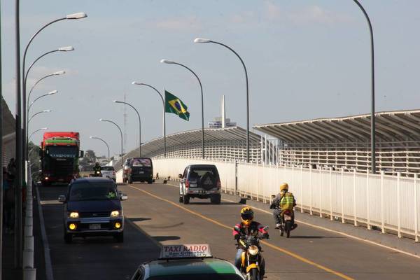 Infectólogos piden cerrar frontera con Brasil