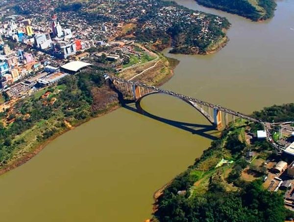 Director sanitario considera innecesario el cierre de la frontera con Brasil · Radio Monumental 1080 AM